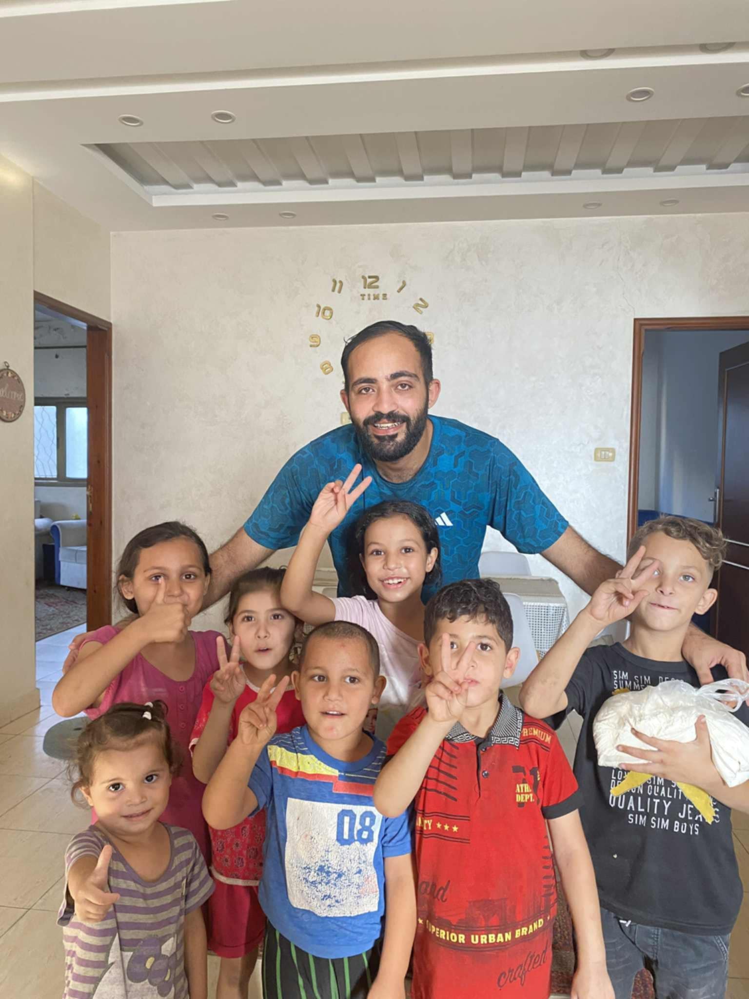 Hér þakkar Ahmed ZA fyrir sendingu frá Vonarbrú sem dugði til að kaupa hveiti fyrir öll þessi systkinabörn og fjölskyldur þeirra